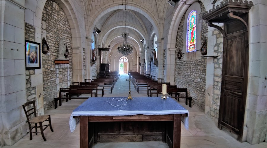 L'église primitive du 12ème siècle subit de graves dommages en 1447, les anglais détruisirent alors le village et l'église, c'était la fin des conflits féodaux de la guerre de cent ans. Le village se reconstruisit, puis au 18ème et 19ème siècle, il s'agrandit, une église fut reconstruite. Les courbes et les faibles élévations créent une intimité accueillante. C'est une belle église chaleureusement éclairée, parfaitement adaptée à la méditation, la prière ou un simple moment de détente.