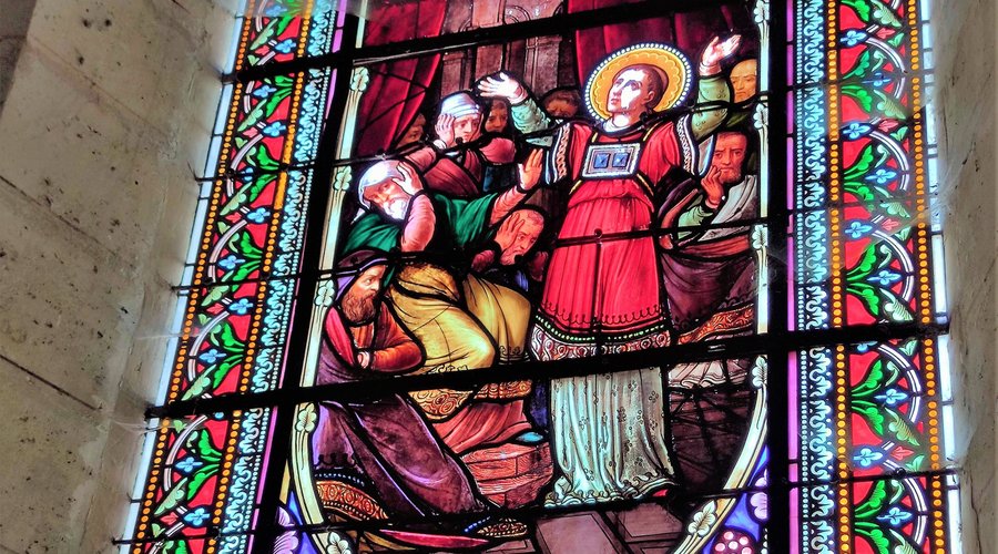 L'église primitive du 12ème siècle subit de graves dommages en 1447, les anglais détruisirent alors le village et l'église, c'était la fin des conflits féodaux de la guerre de cent ans. Le village se reconstruisit, puis au 18ème et 19ème siècle, il s'agrandit, une église fut reconstruite. Les courbes et les faibles élévations créent une intimité accueillante. C'est une belle église chaleureusement éclairée, parfaitement adaptée à la méditation, la prière ou un simple moment de détente.