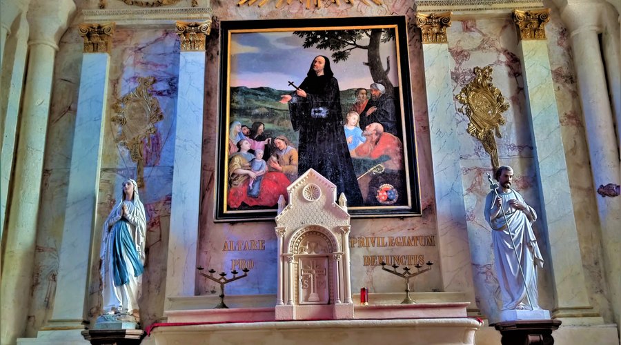 Souvent restaurée de 1985 à 2013, cette église propose un superbe voyage dans le temps. Une église du 11ème marquée par les évènements qu'elle a traversé, mais qui, malgré un chœur sans doute du 15ème, respire l'époque romane. Témoin millénaire de la vie de cette cité, les amateurs apprécieront cette sensation "d'authenticité". On sait qu'aux 15ème et 16ème de violentes confrontations ont eu lieu dans cette région très protestante. L'église fut rehaussée pour être fortifiée.
