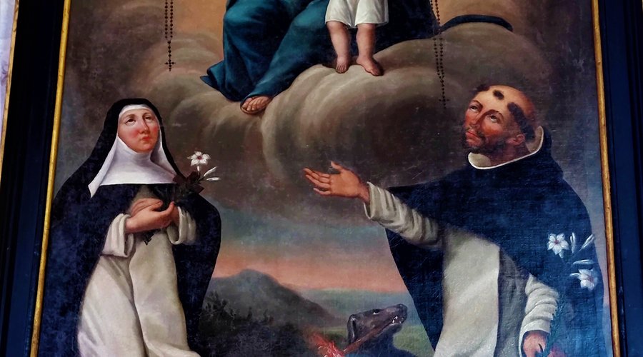Souvent restaurée de 1985 à 2013, cette église propose un superbe voyage dans le temps. Une église du 11ème marquée par les évènements qu'elle a traversé, mais qui, malgré un chœur sans doute du 15ème, respire l'époque romane. Témoin millénaire de la vie de cette cité, les amateurs apprécieront cette sensation "d'authenticité". On sait qu'aux 15ème et 16ème de violentes confrontations ont eu lieu dans cette région très protestante. L'église fut rehaussée pour être fortifiée.
