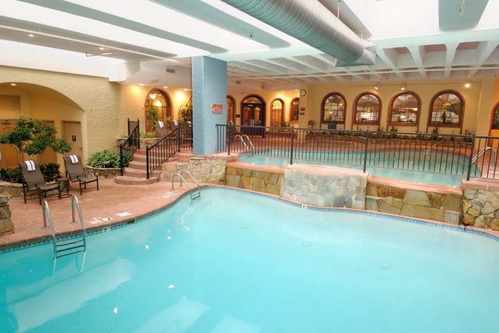 Embassy Suites by Hilton Kansas City Plaza Pool Pictures & Reviews ...