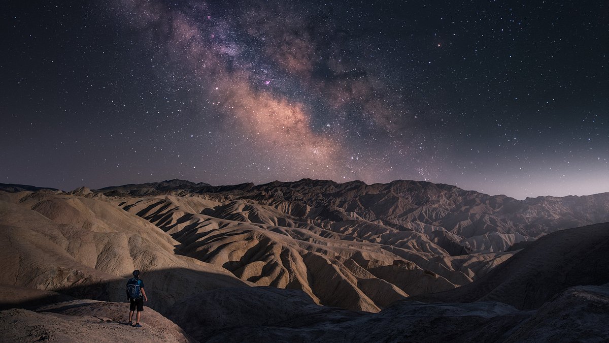 Uma pessoa a observar a Via Láctea no Parque Nacional do Vale da Morte, na Califórnia 