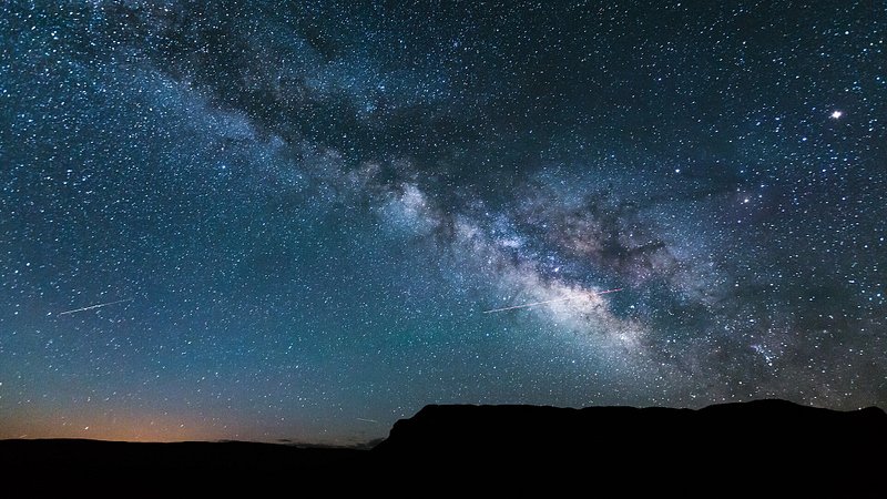 Via Láctea no céu, sobre o North Rim do Parque Nacional do Grand Canyon, no Arizona 
