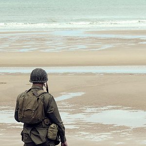 EN IMAGES. 9 389 bougies illuminent les sépultures américaines du cimetière  d'Omaha Beach