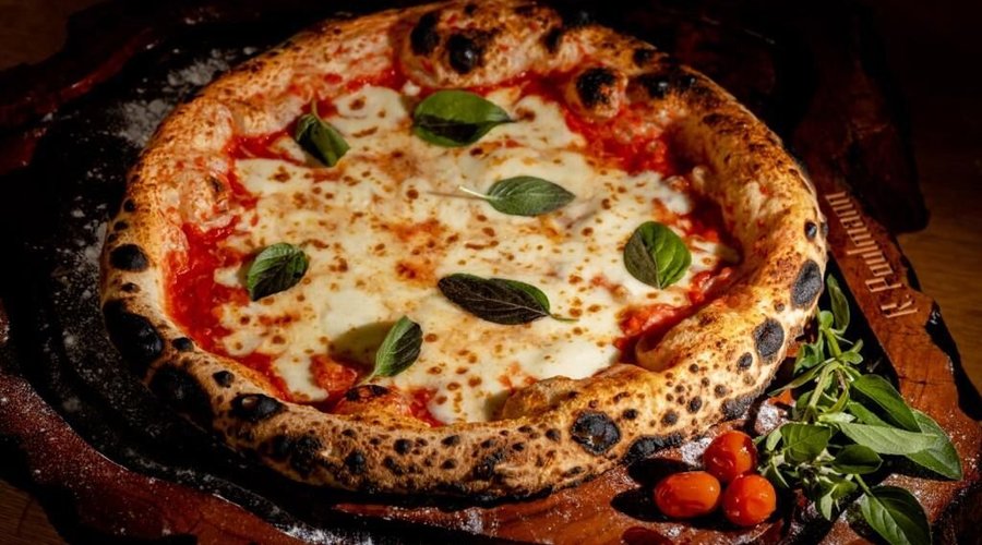 Essa é a nossa queridíssima Margherita: molho feito com um os deliciosos tomates San Marzano, mozarella Fior de Latt, Manjericão, parmesão Grana Padano e um delicado fio de Azeite. Um sucesso da casa. 