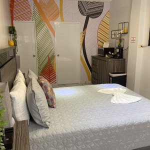 Acogedora y hermosa habitación, con cama Queen size, la habitación también cuenta con Coffee bar, Smart TV, de 65 pulgadas excelente baño con Rain Shower, productos de higiene personal y secadora de cabello,  aire acondicionado, Alexa, lámparas con usb para conectar los celulares o tablets.
Te proveemos todo lo que necesitas toallas ropa de cama.
Para la playa te proveemos dos sillas de playa y nevera de playa