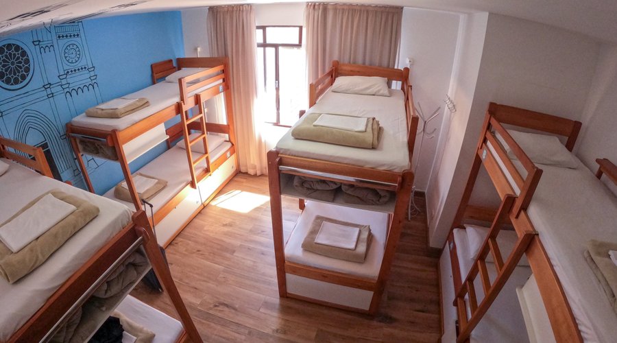 Quarto compartilhado misto com 8 camas