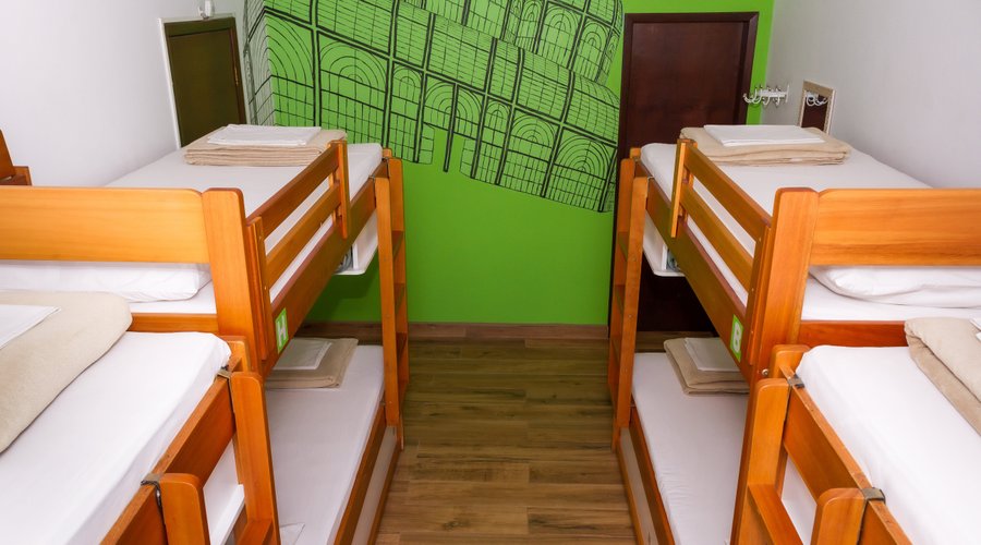 Quarto compartilhado misto com 8 camas com banheiro privativo