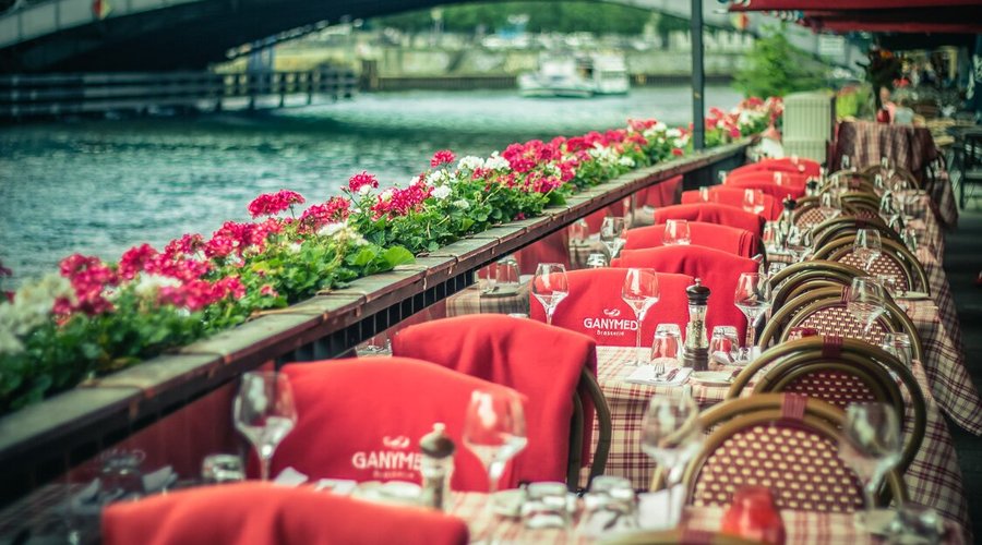 Einladende Spreeterrasse im Bistrostril // Terrace next to the river Spree in French bistro style 