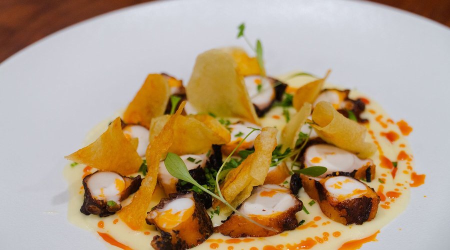 Rejo de pulpo asado con parmentier y aliño gallego