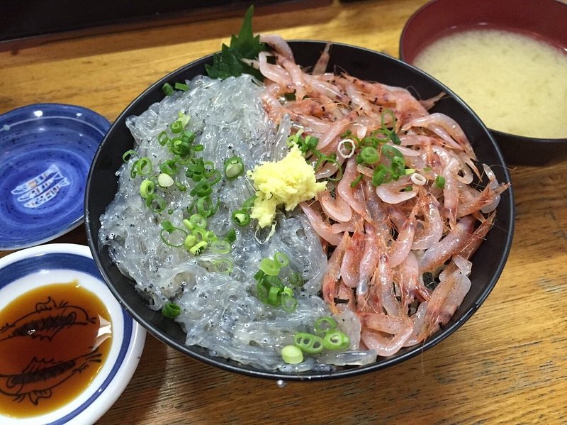 A bowl of Japanese shrimp don