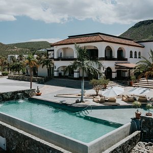 Orchid House Baja is an exclusive boutique hotel located in one of the most privileged areas in Baja, with an amazing view and access to an exclusive zone at El Caimancito Beach your stay here is guaranteed to be the best experience in La Paz