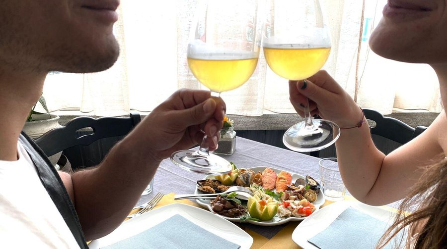 Oggi è un buon giorno per uscire a festeggiare l'amore con un pranzo indimenticabile.
Il nostro ristorante, per la sua atmosfera romantica è perfetto per condividere un pranzo con il tuo partner e brindare con un buon vino.