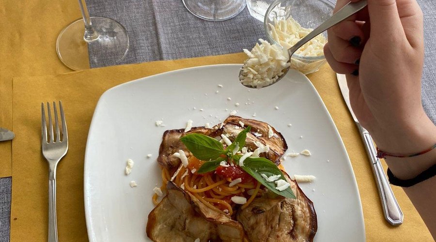 SPAGHETTI ALLA NORMA!!!
Esplosione di gusto mediterraneo.
Ricetta tipica siciliana ma apprezzata ovunque.