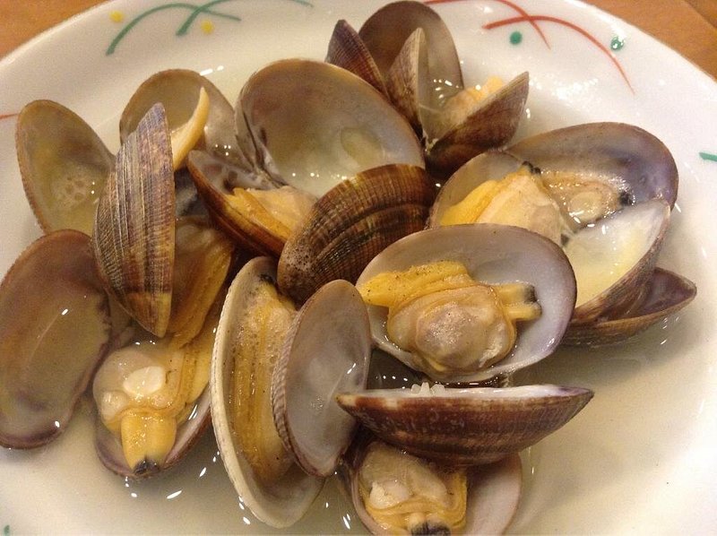 A bowl of clams