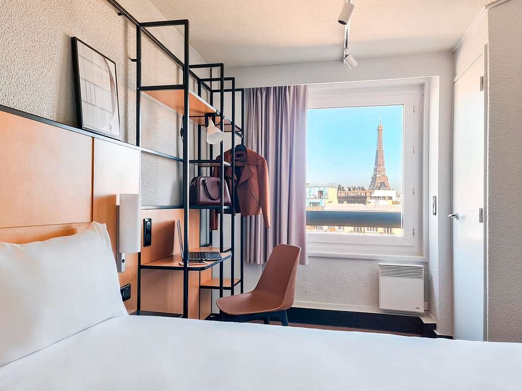 tv pequeña en la pared - Picture of Hotel Eiffel XV, Paris - Tripadvisor