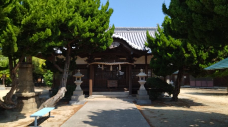 社殿前で