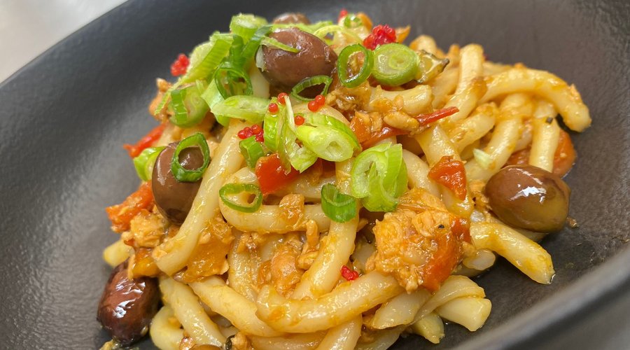 Dalla Norvegia al Giappone:
Udon giapponesi di grano tenero,salmone,olive taggiasche,verdure julienne,cippollotto fresco e uova di lompo