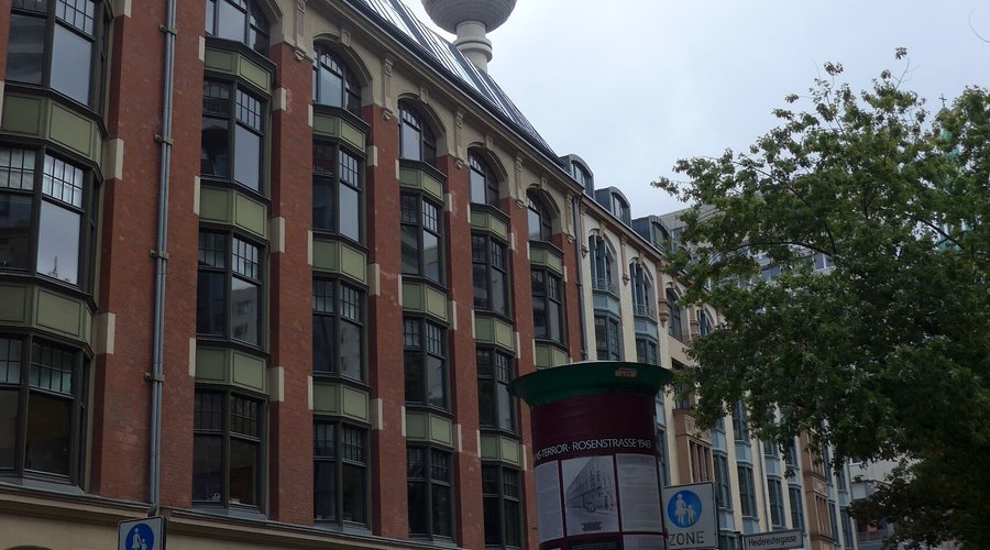 The entrance close to the Berlin Dungeon (behind)