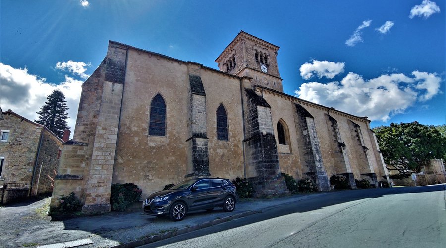 La façade Ouest, les chapiteaux et les décors sculptés, l'architecture marquée par divers épisodes historiques, les divers mobiliers, les vitraux, tout cela justifie la visite de cette église millénaire inscrite par les MH depuis le 26/12/1927.