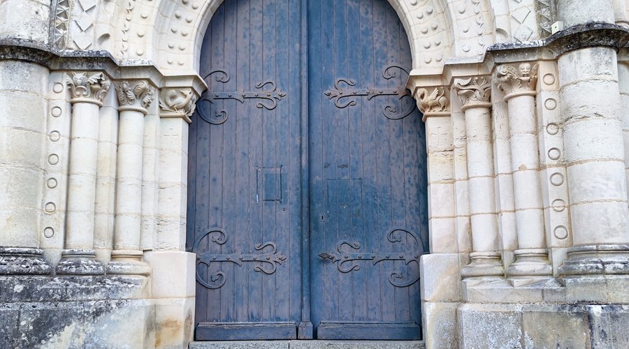 La façade Ouest, les chapiteaux et les décors sculptés, l'architecture marquée par divers épisodes historiques, les divers mobiliers, les vitraux, tout cela justifie la visite de cette église millénaire inscrite par les MH depuis le 26/12/1927.