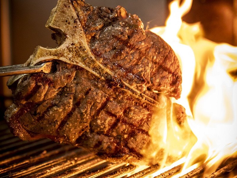 https://dynamic-media-cdn.tripadvisor.com/media/photo-o/26/4a/2e/f0/t-bone-steak.jpg?w=800&h=600&s=1