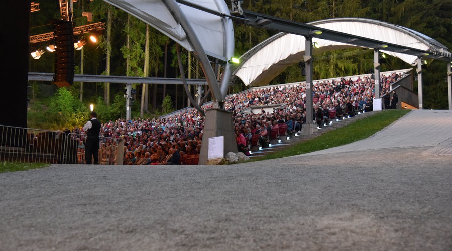 Bis zu 1.500 Zuschauer finden auf den Rängen im Stile eines Amphitheaters Platz. Super Akustik und Sicht aus allem Winkeln inklusive!