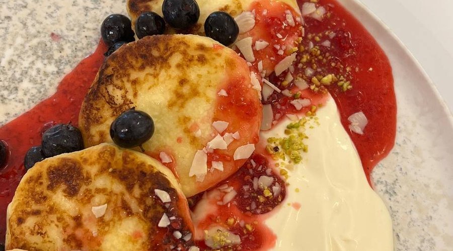 Сырники с твороженным мусом и джемом 