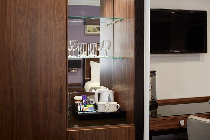 26 cool things you can get in a hotel minibar