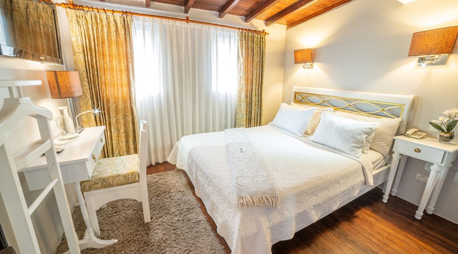 Habitacion Sencilla 

Esta habitación cuenta con 1 cama Queen.

Un escritorio de madera y silla estilo clásico y amplio baño para su comodidad.

Acceso a Wifi, secador de pelo, closet, caja de seguridad.

Televisor con acceso a canales y donde podrás ingresar con tus cuentas personales de Netflix, HBO, Disney+, Pluto Tv, Hulu y Youtube.

