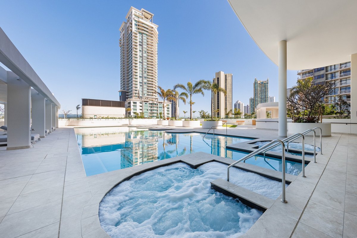 Meriton Suites Surfers Paradise Pool: Pictures & Reviews - Tripadvisor