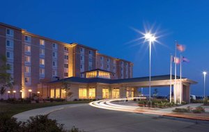 Hilton Garden Inn Des Moines/Urbandale in Urbandale, image may contain: Hotel, City, Office Building, Condo