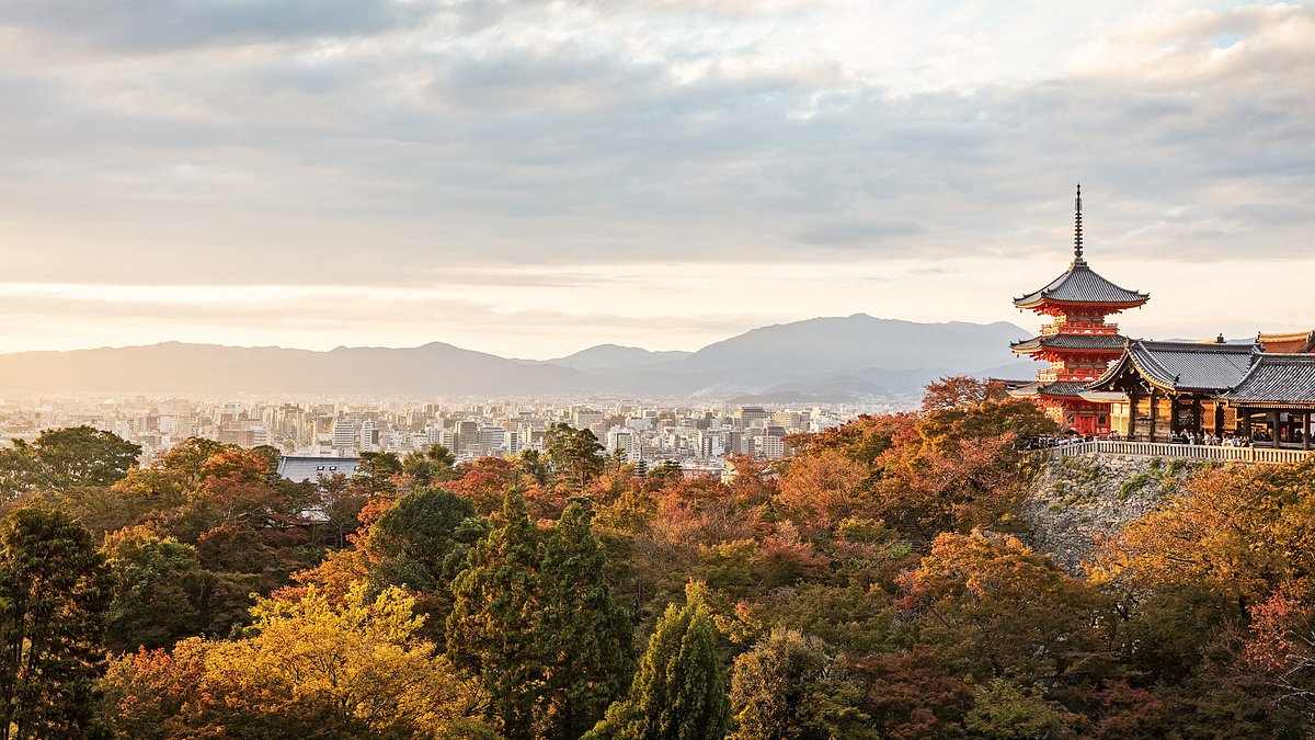 Pôr do sol sobre o Templo Kiyomizu-Dera e a prefeitura de Quioto no Japão