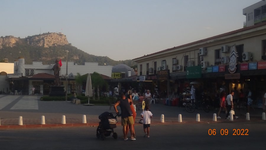 Türkiye, Kemer. Cumhuriyet Meydanı. 6 Eylül 2022