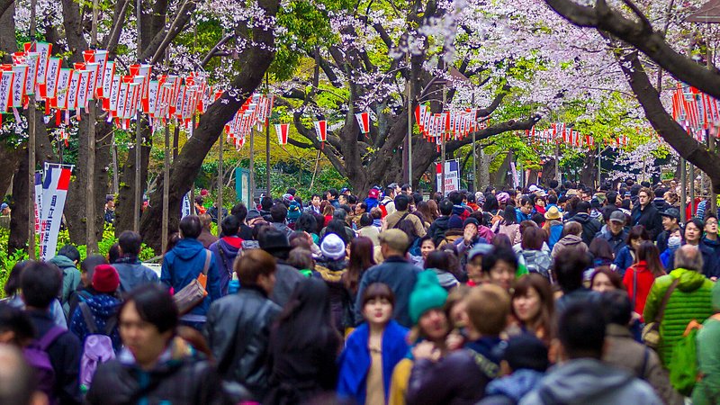 Un parc bondé à Tokyo