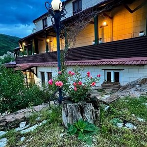 Курортный отель Тавуш с рестораном, баром, общим лаунджем Тавуш расположен в городе Дилижан. Сауна бильярд бассейн с подогревом собственная ванная комната Во всех номерах и коттеджах установлен письменный стол и телевизор с плоским экраном, предоставляются полотенца и постельное белье. Собственная ванная комната. Среди прочих удобств шкаф для одежды и чайник. Стоимость на человека 7000 AMD