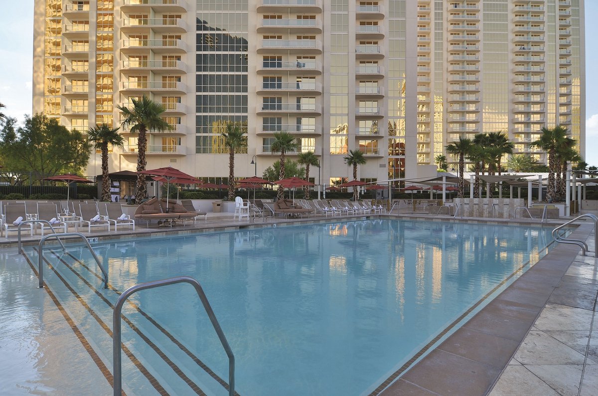 signature at mgm grand pool