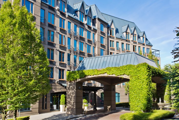 HOLIDAY INN & SUITES NORTH VANCOUVER, AN IHG HOTEL (AU$244): 2022