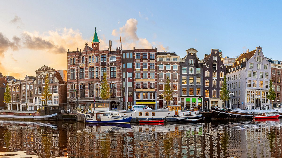 Sunrise along the canals in Amsterdam