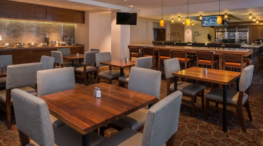 East Grand Bar and Grille at The DoubleTree