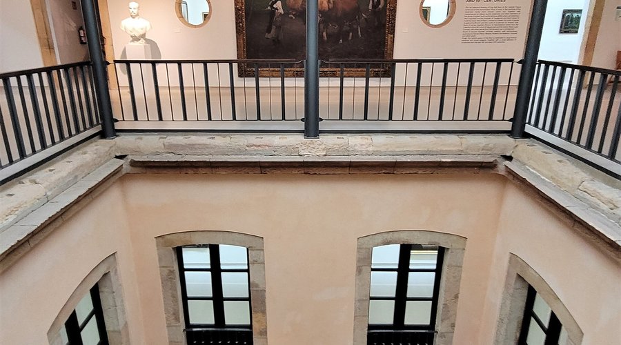 Interior con numerosos patios y escaleras