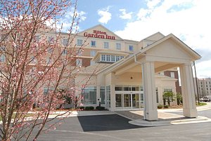 Hilton Garden Inn Charlotte Concord in Concord, image may contain: Hotel, Building, Inn, City