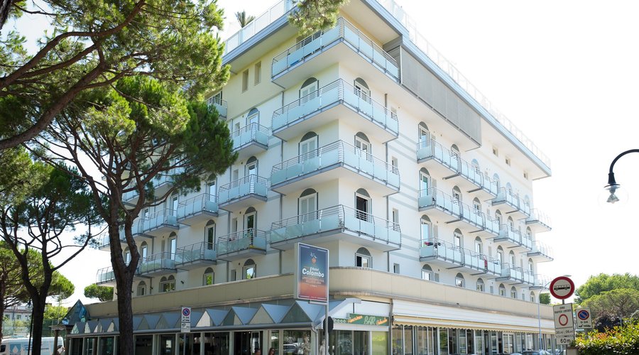 hotel con centro benessere e piscina sull'attico.