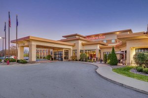Hilton Garden Inn Milwaukee Airport in Milwaukee, image may contain: Hotel, Building, Inn, City