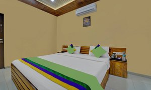 Treebo Trend Hotel Iceberg in Mahabaleshwar, image may contain: Corner, Interior Design, Resort, Bed