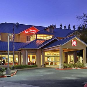 Hilton Garden Inn Sonoma County Airport in Santa Rosa, image may contain: Hotel, Inn, Shopping Mall, Neighborhood