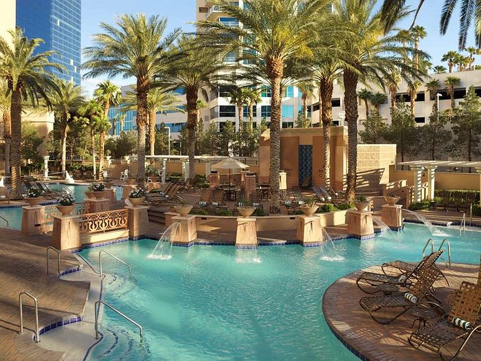 Hilton Grand Vacations Club on the Las Vegas Strip Pool Pictures ...