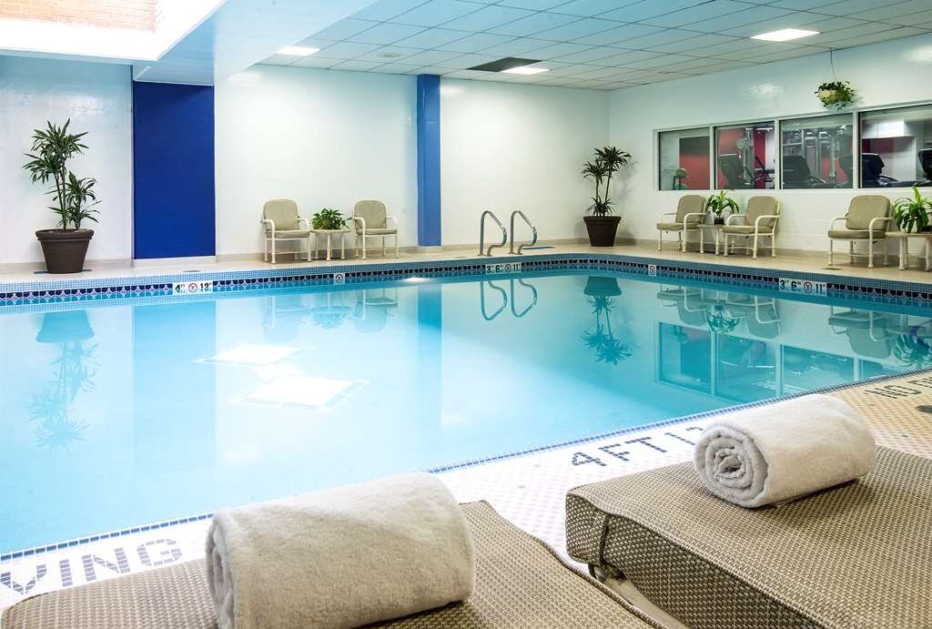 Hilton Chicago/Northbrook Pool Pictures & Reviews - Tripadvisor