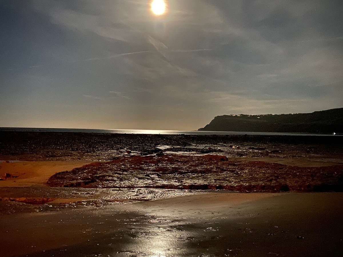 ghost tour robin hoods bay