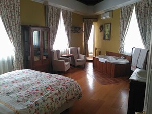 Hotel Posada Don Jaime in San Lorenzo de El Escorial, image may contain: Flooring, Bed, Wood, Sink
